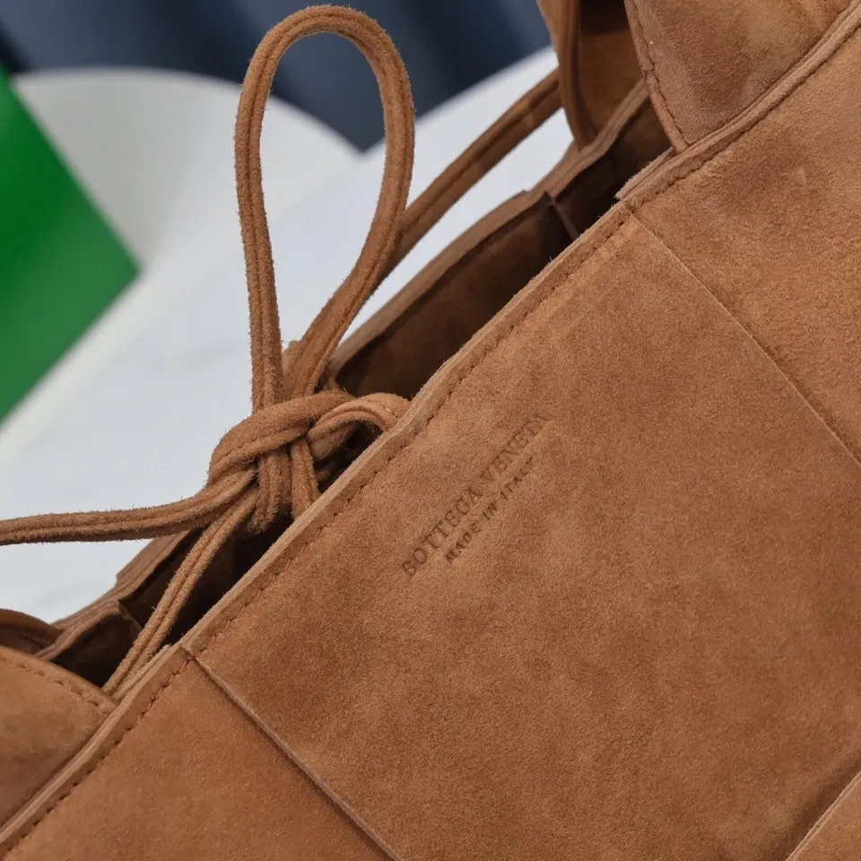 Batch 1960 BottegaVeneta# 🧷Early autumn SLIP tote handbag, the oversized woven design really makes it a huge gap from ordinary tote bags 🔗🔗The interior is matched with leather. ⛓Daniel Lee leads the brand gene to continue to evolve with fresh inspiration🧬🧬 Showing the balance between luxury and reality👉Wild green Size: 36*24*12【9892#】